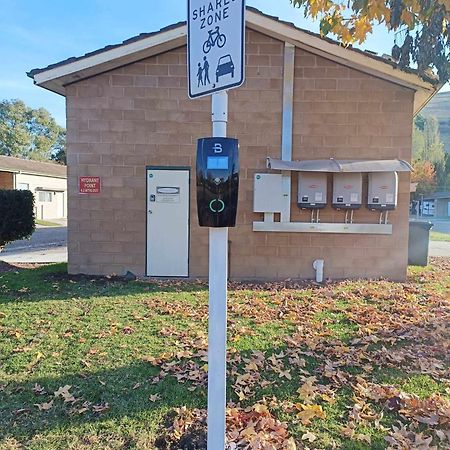 Gundagai Cabins & Tourist Park Экстерьер фото