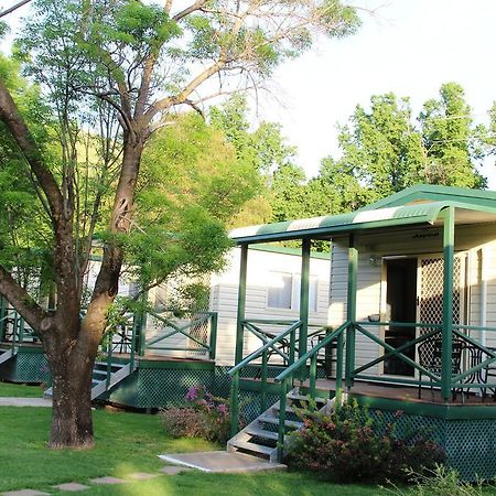 Gundagai Cabins & Tourist Park Экстерьер фото