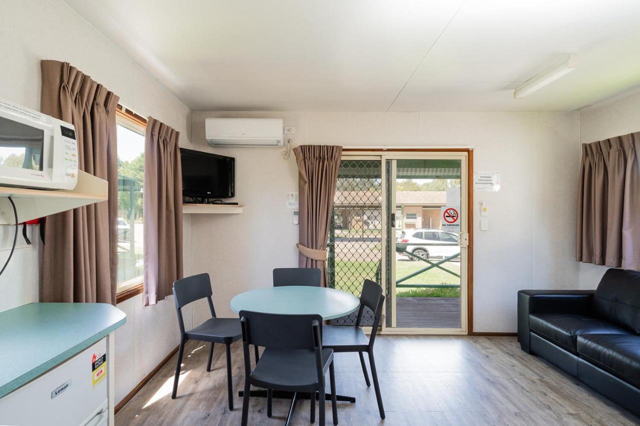 Gundagai Cabins & Tourist Park Экстерьер фото