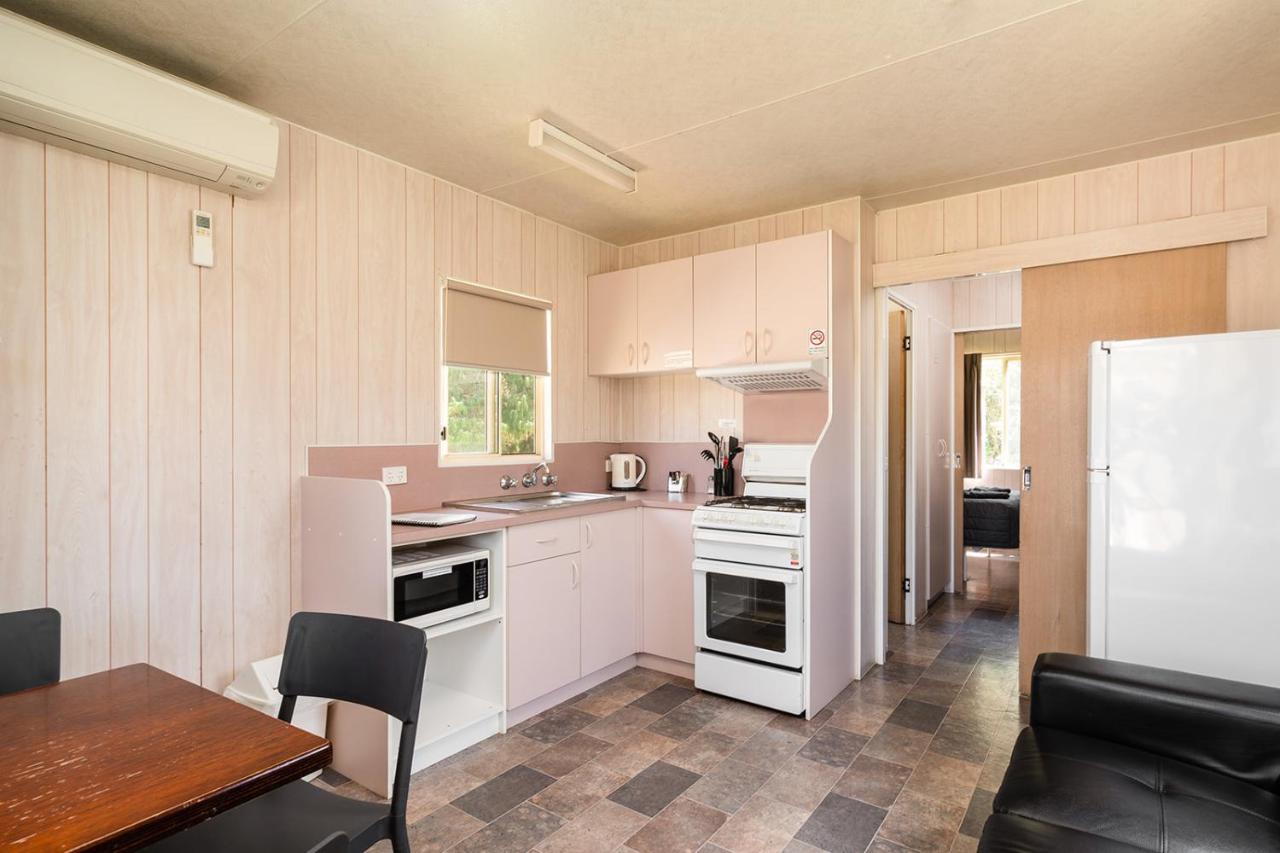 Gundagai Cabins & Tourist Park Экстерьер фото