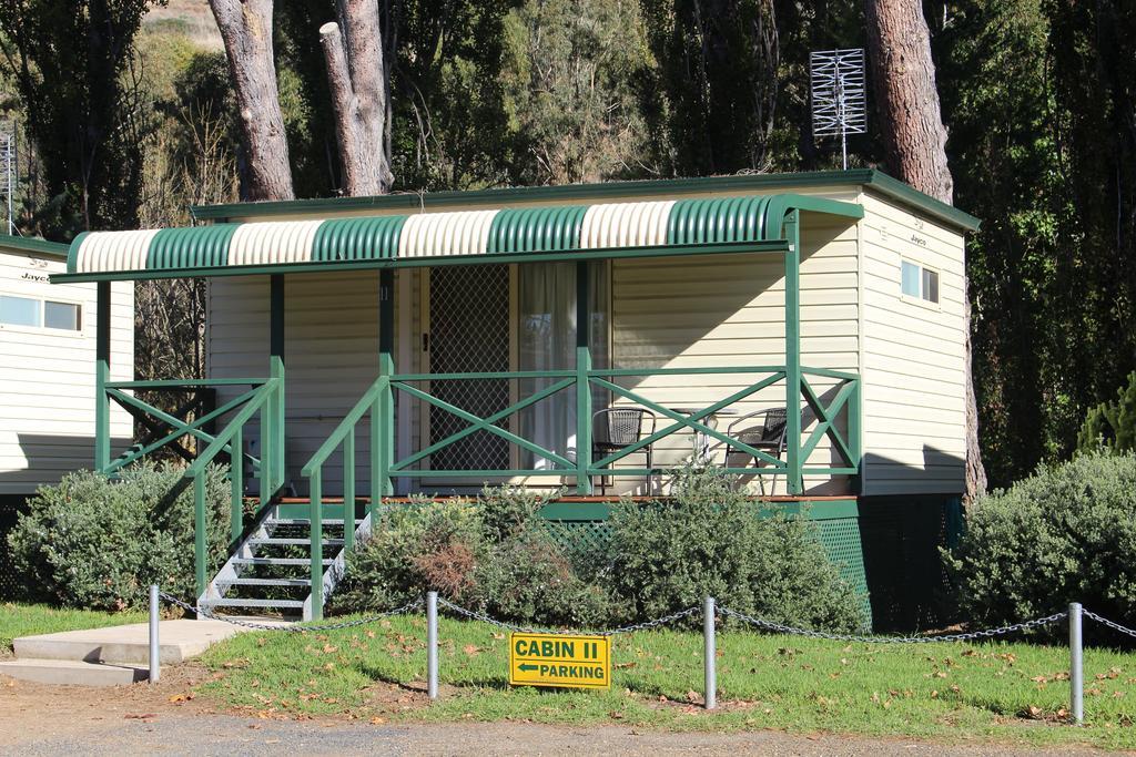 Gundagai Cabins & Tourist Park Экстерьер фото