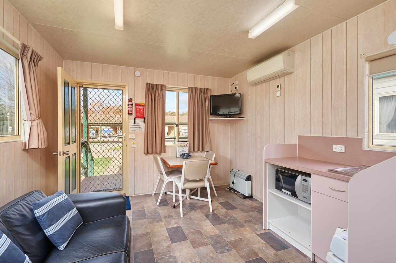 Gundagai Cabins & Tourist Park Экстерьер фото